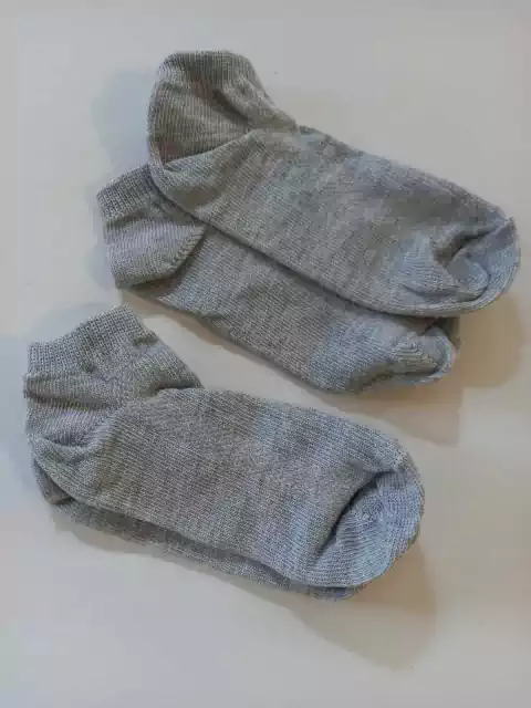 NUEVAS- Dos pares de medias gris. 3/4/5 años Mide 16 cm de talón a punta sIn estirar-