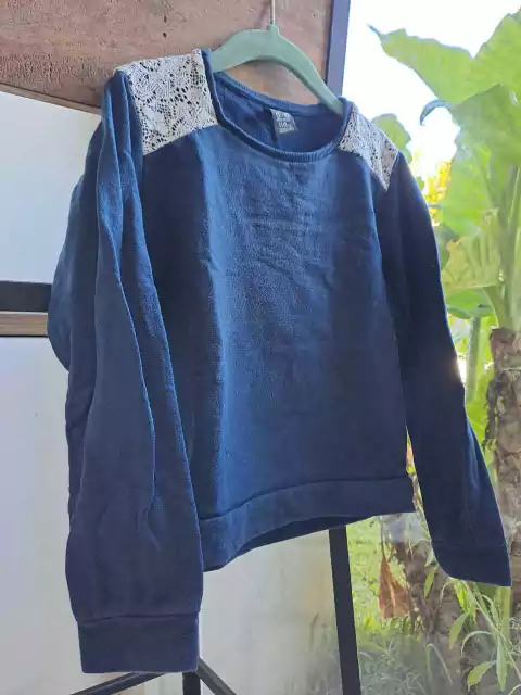 5/6A | Buzo azul c detalles de encaje blanco en hombros - ZARA KIDS - Talle 5-6 años. Parece más 4 años.