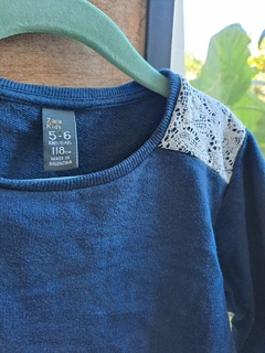 5/6A | Buzo azul c detalles de encaje blanco en hombros - ZARA KIDS - Talle 5-6 años. Parece más 4 años. - comprar online