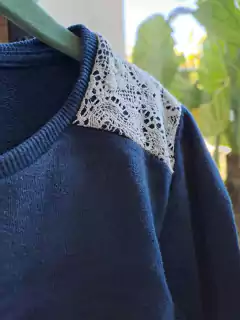 5/6A | Buzo azul c detalles de encaje blanco en hombros - ZARA KIDS - Talle 5-6 años. Parece más 4 años. en internet