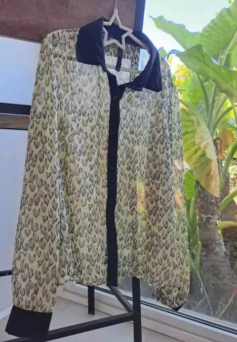 Camisa MLgasa transparente animal print, c cuello y puños negros - CUESTA BLANCA - Talle 1 (S-M)