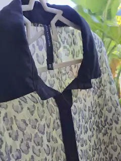 Camisa MLgasa transparente animal print, c cuello y puños negros - CUESTA BLANCA - Talle 1 (S-M) en internet