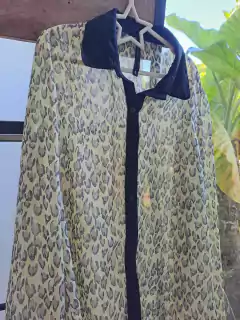 Camisa MLgasa transparente animal print, c cuello y puños negros - CUESTA BLANCA - Talle 1 (S-M) - comprar online