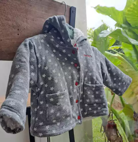 Talle S | Campera de algodon gris c estrellas blancas, botones rojos, interior corderito - CHEEKY -Talle S