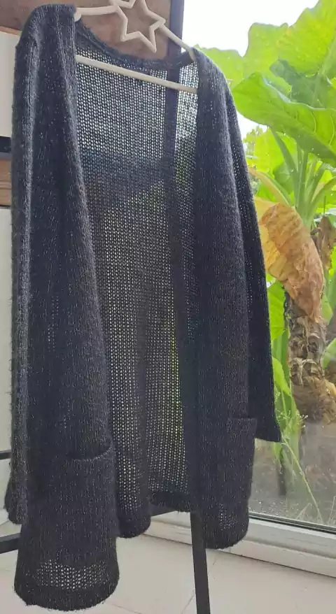 Sweater negro peludito - BACHINO - Talle S de adulto.