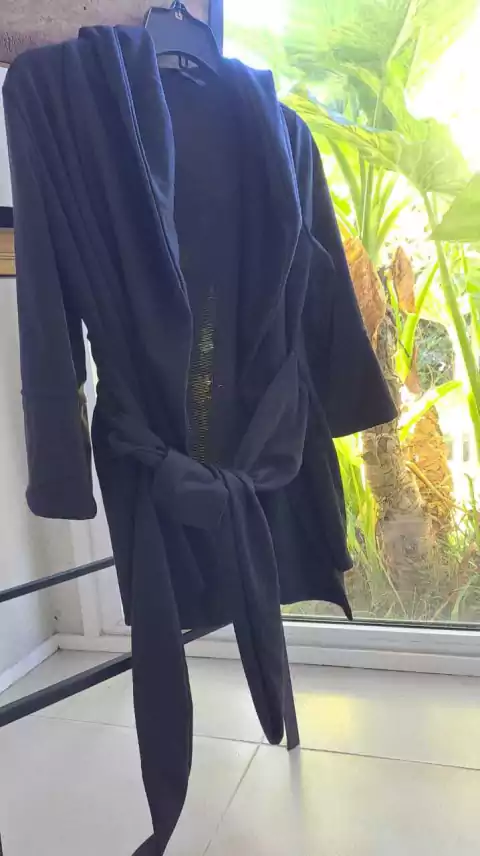 Saco de algodón grueso negro con capucha y cinturon - NUCLEO - Talle M. Es como un S.