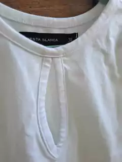 Remera MC blanca de algodón corta, c detalle de ovalo en escote - CUESTA BLANCA - Talle: 38 - comprar online