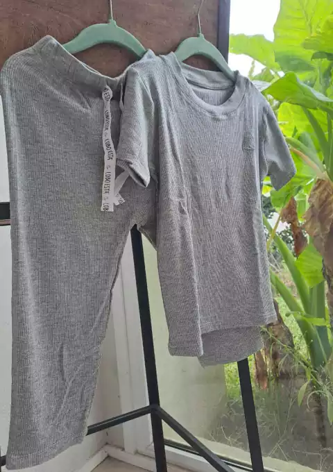 2A | NUEVO! Pijama gris de algodón, 2 piezas - LOBO ESTA - Talle 2 años