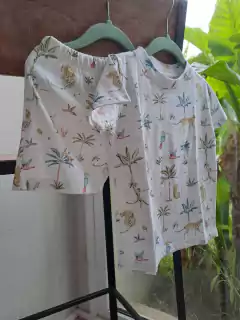 NUEVO! Pijama blanco c motivo "Selva" de algodón, 2 piezas: remera MC y short - LOBO ESTA - Talle 2 años