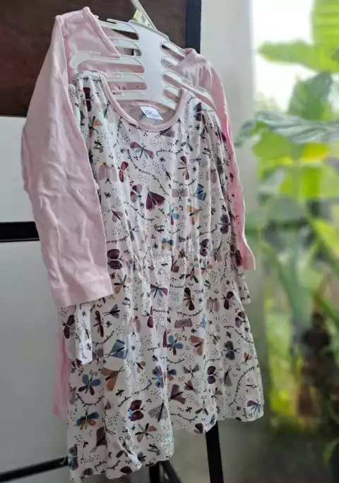 2/3A | Set 2 vestidos ML: rosa c mariposas+bco c mariposas violetas-BROER-Talle 2-3 años