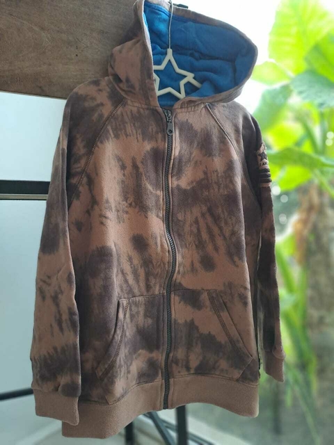 Buzo camuflado en marrones, interior capucha turquesa y letras atras-LITTLE AKIABARA -Talle 8 años