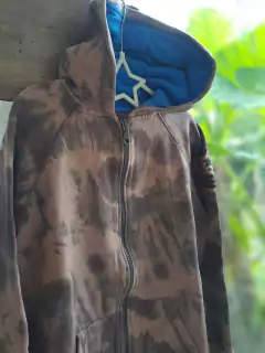 Buzo camuflado en marrones, interior capucha turquesa y letras atras-LITTLE AKIABARA -Talle 8 años en internet