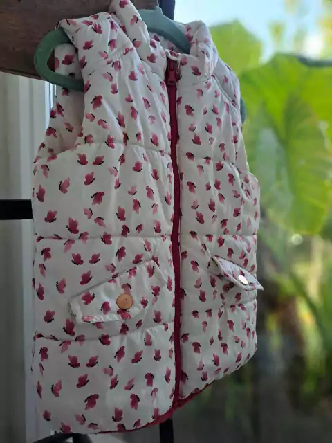 Outlet- Chaleco impermeable blanco c florcitas fucsia, interior polar - PUMPKIN PATCH - Talle 4 años
