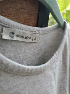 Outlet- Remera ML gris c letras y flores rosas - WEAK MEAK - Talle 2 años en internet