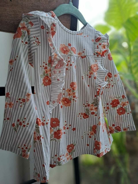 Remera ML a rayas blanco y gris c flores naranjas, volados en pechera - MIMO - Talle 3 años