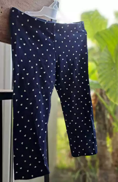 Pantalón azul elastizado c corazoncitos blancos - H&M - Talle 5-6 años