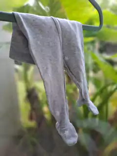 Ranita de algodón gris c estrellas blancas, cintura alta . H&M - Talle: 0a1 mes - Lo Canto • Moda Circular