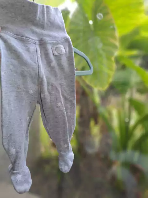 Ranita de algodón gris c estrellas blancas, cintura alta . H&M - Talle: 0a1 mes