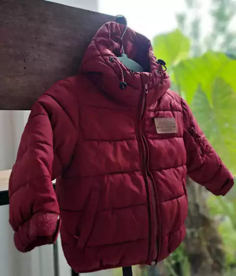 Campera rojo tomate, interior azul, impermeable - YAMP - Talle 9 meses