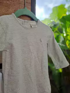 Set: body ML a rayas gris y blanco + jardinero blanco c bolsillo en frente matelasse - CONIGLIO - Talle: 12 meses - Lo Canto • Moda Circular