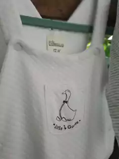 Set: body ML a rayas gris y blanco + jardinero blanco c bolsillo en frente matelasse - CONIGLIO - Talle: 12 meses en internet