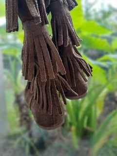 Botas altas de gamuza marrones c flecos, cierre lateral - MIMO - Talle 30 - comprar online