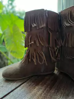 Botas altas de gamuza marrones c flecos, cierre lateral - MIMO - Talle 30 en internet