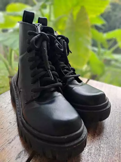 Borcegosnegros, cordón y cierre lateral - Talle 36