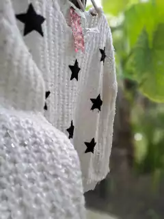 Sweater blanco c aplique de estrellas negras de gamuza y lentejuelas - NUCLEO - Talle 6 años - comprar online