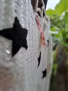 Sweater blanco c aplique de estrellas negras de gamuza y lentejuelas - NUCLEO - Talle 6 años en internet