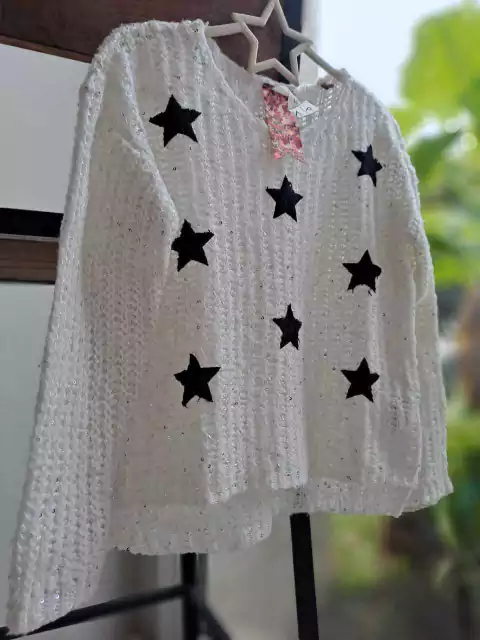 Sweater blanco c aplique de estrellas negras de gamuza y lentejuelas - NUCLEO - Talle 6 años