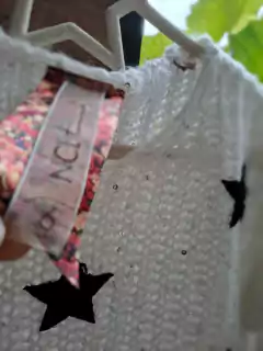 Sweater blanco c aplique de estrellas negras de gamuza y lentejuelas - NUCLEO - Talle 6 años - Lo Canto • Moda Circular