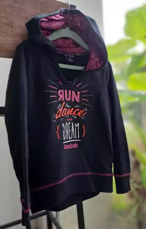 6A | Buzo negro c capucha y letras fucsia y rojo - REEBOK - Talle 6 años