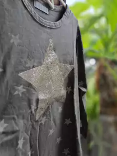 Remera ML gris c estrellas plateadas - MIMO - Talle 6 años - comprar online