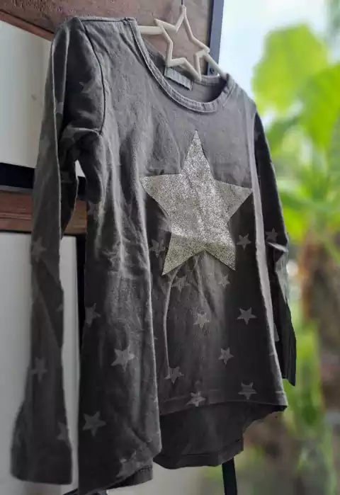 Remera ML gris c estrellas plateadas - MIMO - Talle 6 años