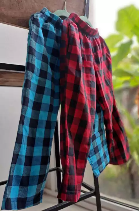 Set: 2 pantalones algodon , a cuadros negro y rojo y negro y azul - ELEPANTS - Talle 8. Parece más 6/7 años.