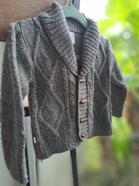 Sweater gris jaspeado, escote en V c cuello y botones de madera - Talle 6 meses