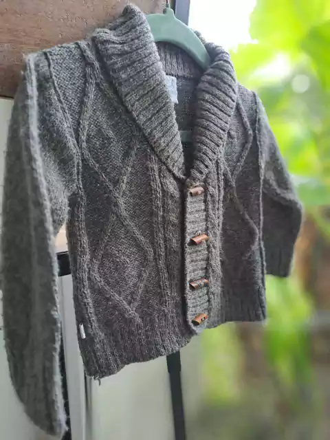Sweater gris jaspeado, escote en V c cuello y botones de madera - Talle 6 meses