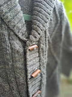 Sweater gris jaspeado, escote en V c cuello y botones de madera - Talle 6 meses en internet