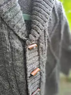 Sweater gris jaspeado, escote en V c cuello y botones de madera - Talle 6 meses en internet
