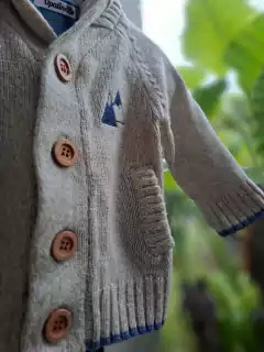 Sweater beige c botones grandes, linea azul en puño - OPALINE - Talle 6 meses - comprar online