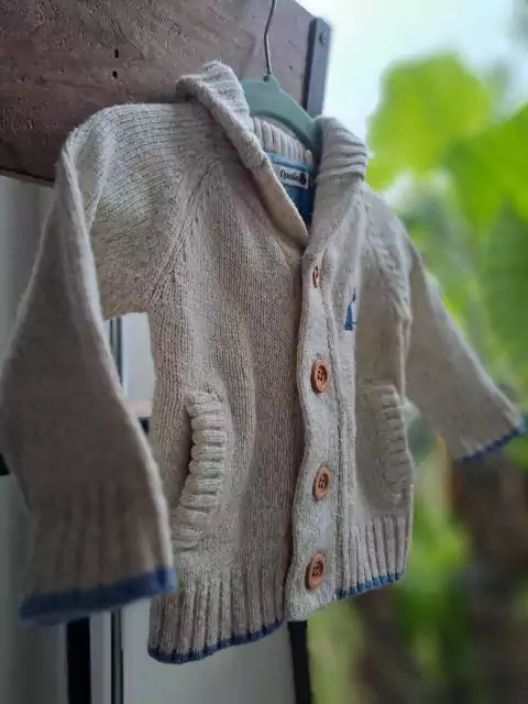 Sweater beige c botones grandes, linea azul en puño - OPALINE - Talle 6 meses