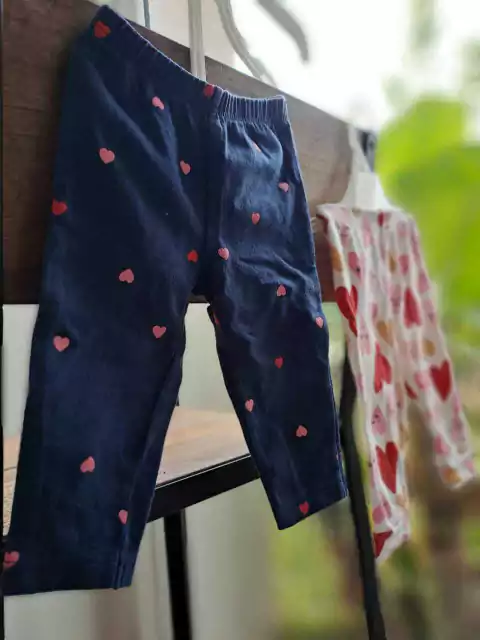 Set 2 pantalones de algodon elastizado: azul c corazones rosas + blanco c corzones rosa y rojo -CARTERS-Talle 6 meses