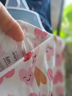 Set 2 pantalones de algodon elastizado: azul c corazones rosas + blanco c corzones rosa y rojo -CARTERS-Talle 6 meses - Lo Canto • Moda Circular