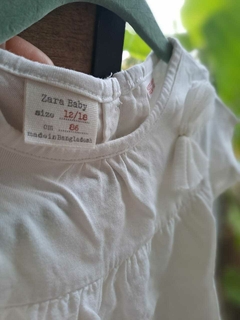 Remera MC blanca c broderie abajo y aplique de moño en tul - ZARA - Talle: 12 a 18 meses en internet