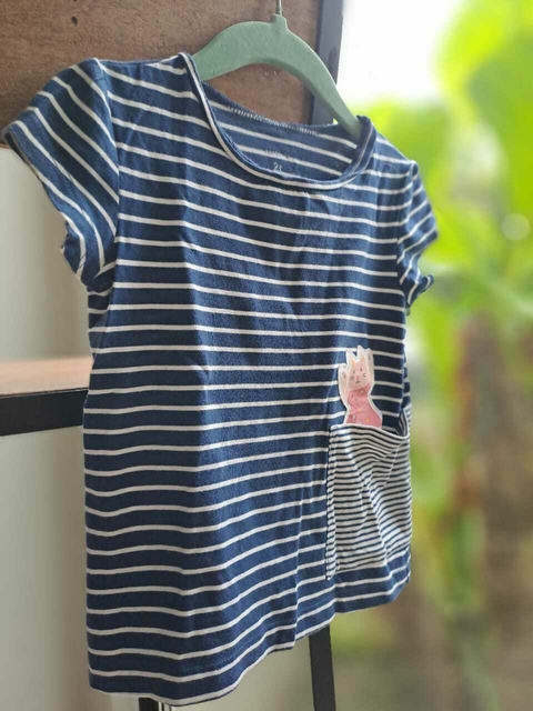 Remera MC azul a rayas blancas, c bolsillo blanco a rayas azules y aplique gatito rosa - CARTERS- Talle 2 años