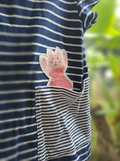 Remera MC azul a rayas blancas, c bolsillo blanco a rayas azules y aplique gatito rosa - CARTERS- Talle 2 años en internet