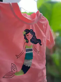 Remera de agua rosa c sirena en azules y verde - CARTERS - Talle: 18 meses en internet