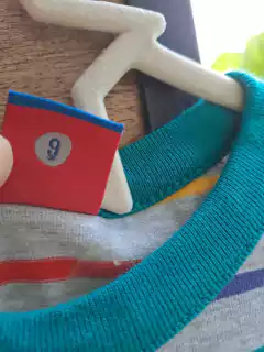 Remera ML gris a rayas multicolor c monstruo - GRISINO - Talle: 9 de la marca que es 8 años. - Lo Canto • Moda Circular