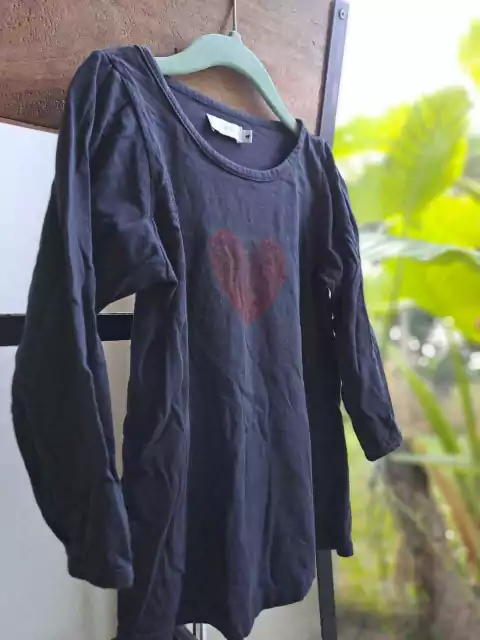 4A | Remera ML gris oscur0, corazon bordo - OSHKOSH - Talle 4 años